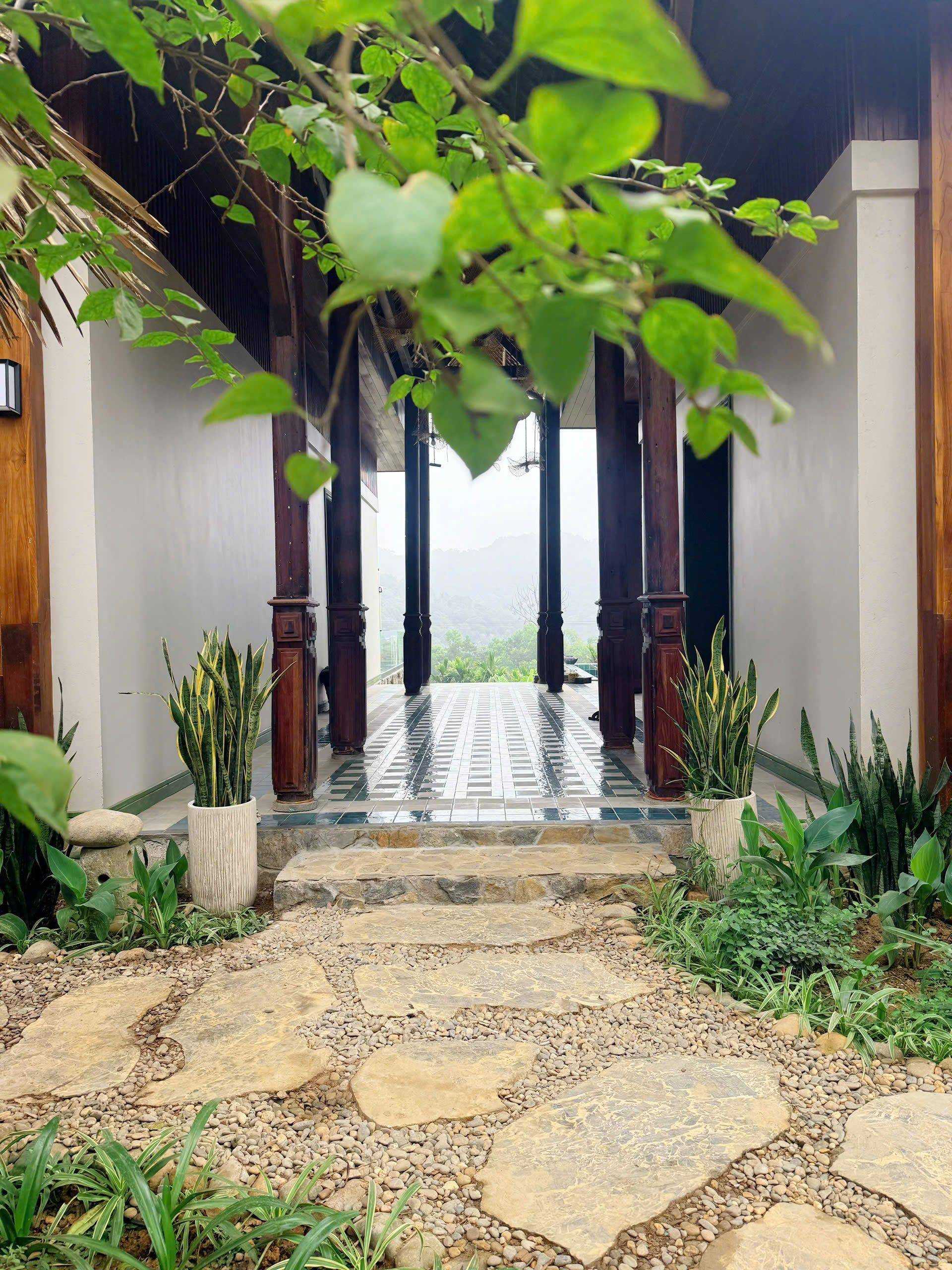 Không gian sân vườn yên bình buổi chiều tại villa Pù Luông
